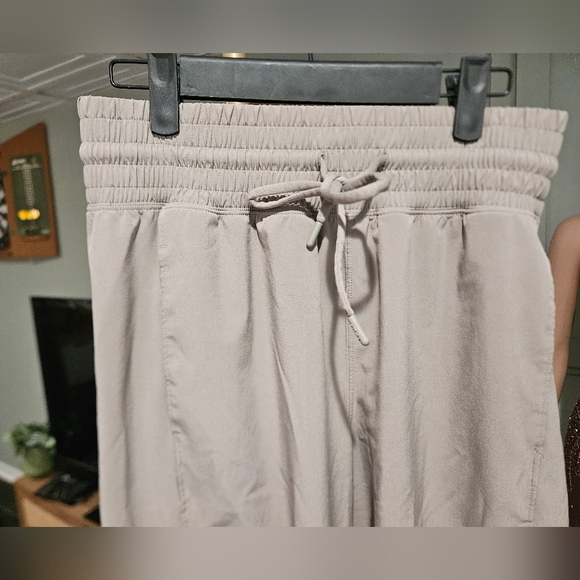 Abercrombie YPB motionTEK Joggers  High Rise In Oat. Size Small Short - Picture 13 of 16